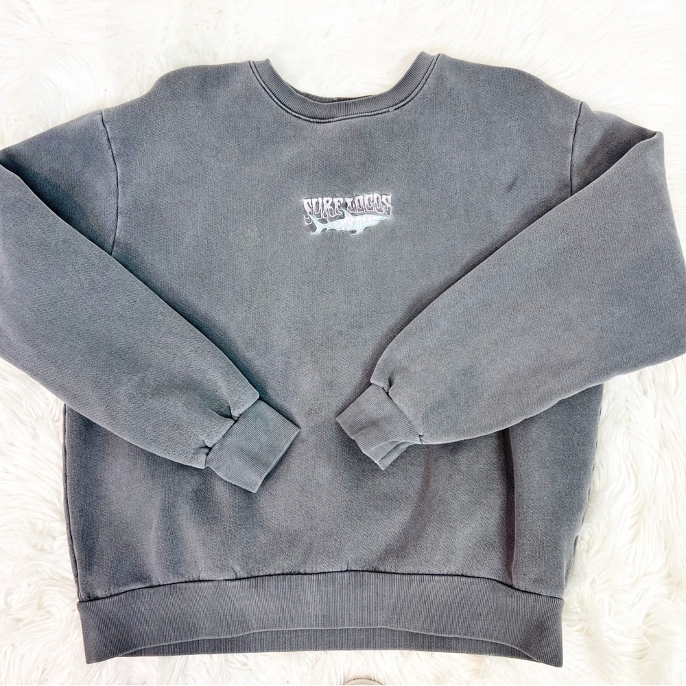 SURF LOCOS GRAY CREWNECK PULLOVER SWEATSHIRT WITH EMBROIDERED SHARK SZ MEDIUM